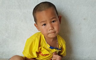 Bé trai 4 tuổi có cha bị mất hết nhận thức, mẹ ôm em bỏ đi biệt tích khiến ai cũng xót thương