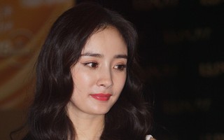 Ồn ào "quỵt tiền" từ thiện vẫn chưa hạ nhiệt, Dương Mịch lại bị chê già nua, kém tươi khi đi sự kiện