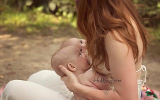 Bộ ảnh thiêng liêng mẹ cho 2 con bú cùng lúc đẹp đến nao lòng