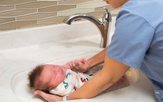 Các mẹ đã biết chưa? Đây là cách tắm cho trẻ sơ sinh mới nhất được các bác sĩ khuyên làm