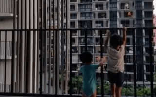 Chơi đùa ở ban công cơi nới trên tầng 4, bé trai 5 tuổi rơi xuống đất tử vong