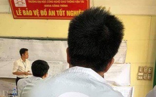 Hình ảnh đẹp: Tài xế GrabBike mặc thêm áo sơ mi trắng để bảo vệ đồ án tốt nghiệp đại học