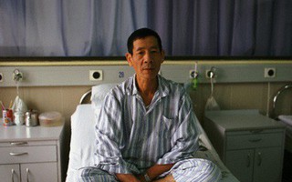 Nhìn ông nằm bên cạnh bà, cả nhà tôi đều không cầm được nước mắt
