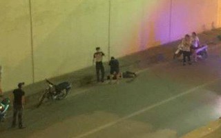 Clip: Nam thanh niên đi xe máy bị mất lái, bay từ trên cầu cao hơn 10m xuống hầm Kim Liên