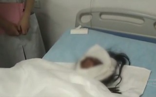 Toàn thân bỏng nặng nhưng hành động này của người mẹ trẻ đã khiến cả mạng xã hội đều không kìm được nước mắt