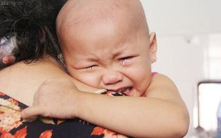 Nước mắt của bé gái 4 tuổi bị ung thư máu đang mất dần cơ hội chạy chữa: "Có phải không tiền, con sẽ chết hả mẹ?"