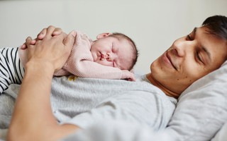 Trẻ em Pháp đã ngủ xuyên đêm ngay từ 2 tháng tuổi nhờ được cha mẹ luyện ngủ bằng kĩ thuật đơn giản này