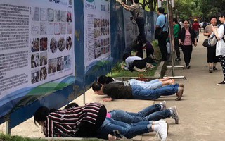 Muốn hiểu thấu lòng cha mẹ, hãy đến cổng trường những ngày thi đại học