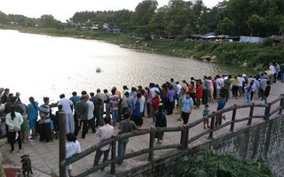 Rủ nhau tắm hồ, 4 học sinh chết đuối thương tâm