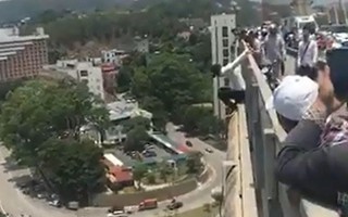 Nghẹt thở màn giải cứu nam thanh niên định nhảy cầu Bãi Cháy tự tử