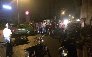 Hà Nội: Tai nạn taxi va chạm với xe máy đi ngược chiều, 2 người nguy kịch