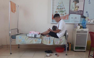 Chồng nghỉ hẳn mấy hôm trông con nằm viện để vợ đi làm, chị em người khen tốt số, người chỉ trích cô vợ nặng nề