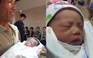 Bức ảnh gây bão MXH chụp nụ cười hạnh phúc của người cha hiếm muộn, 47 tuổi mới lần đầu bế con và câu chuyện đầy gian nan phía sau