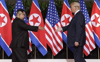 Khoảnh khắc lịch sử: Tổng thống Mỹ Donald Trump bắt tay lãnh đạo Triều Tiên Kim Jong-un