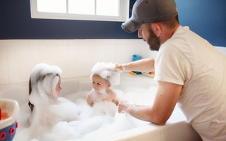 Chùm ảnh: Đâu chỉ có mẹ giỏi chăm con, những ông bố cũng là người bạn đồng hành hài hước và cực kỳ "có tâm" không kém đối với con