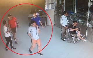 Hà Nội: Nghi vấn 4 thanh niên xăm trổ vào bệnh viện "đòi nợ" thay cho Phó giám đốc cũ?