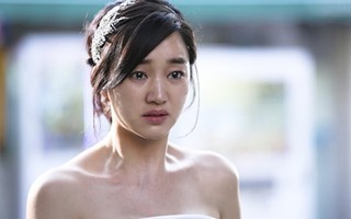Chỉ vì xe dẫn dâu muộn 10 phút, tôi nhận ngay cái tát như trời giáng từ chồng ngay trong ngày cưới