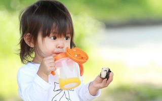 Nếu đang cho con dùng cốc tập uống, thì đây là lý do mà bạn nên suy nghĩ lại