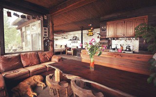 Dùng toàn lốp xe và vỏ chai, cặp vợ chồng trẻ tự tay xây được ngôi nhà đẹp như cổ tích, giản dị đơn sơ mà đầy bất ngờ