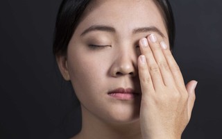 Sơ cứu khi bị dị vật rơi vào mắt, tránh nhiễm trùng mắt cũng như nguy cơ mù lòa