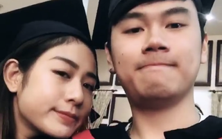 Vợ chồng Tùng Sơn và Trang Lou khoe ảnh cùng nhau khoác áo cử nhân, tốt nghiệp ĐH Mỹ Thuật