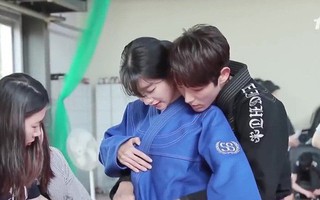 Clip hậu trường gây hiểu lầm nhất năm: Lee Jun Ki công khai... chạm vòng 1 bạn diễn nữ?