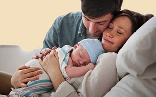 Quan niệm về người bế trẻ sơ sinh đầu tiên và thực hư đằng sau đó