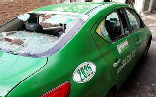 Hà Nội: Taxi bị đập vỡ kính, bẻ gương chiếu hậu khi dừng đỗ trên đường