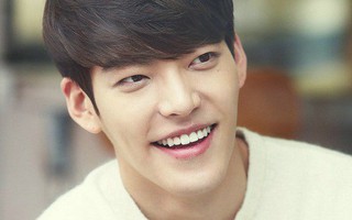 Tài tử "Người thừa kế" Kim Woo Bin đã hoàn toàn bình phục và tóc mọc dài trở lại sau 1 năm điều trị ung thư