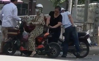 Hà Nội: Cô gái bị kẻ gian mở balo lấy trộm đồ với tốc độ ánh sáng khi đang dừng xe mua hoa quả ven đường