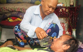 Chuyện cảm động về người vợ ung thư rụng hết tóc, ước mong ngày cuối đời có một bữa no cùng chồng bại liệt