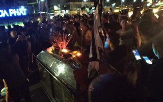 Hưng Yên: Người thân đưa quan tài 2 cô gái trẻ tử vong bất thường đến trạm soát vé và đồn công an tụ tập