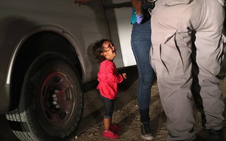 Câu chuyện đằng sau bức ảnh "em bé đứng khóc bên biên giới" góp phần khiến Tổng thống Trump ký lại sắc lệnh về người nhập cư