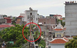 Hà Nội: Nam thanh niên nghi ngáo đá trèo lên cột điện, la hét yêu cầu mọi người trả nợ tiền cá độ bóng đá