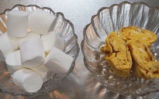Cô gái đắn đo trộn kẹo marshmallow vào trứng sống nhưng làm xong lại gật gù khen ngon và khuyên ai cũng nên thử