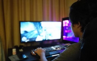 Anh: Mải chơi game đến mức quên đi vệ sinh, cậu bé 10 tuổi bị biến dạng ruột nghiêm trọng
