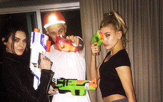 Chân dài Kendall Jenner nhắc nhở bạn thân Hailey Baldwin cẩn thận trong mối quan hệ  yêu đương với "trai hư" Justin Bieber