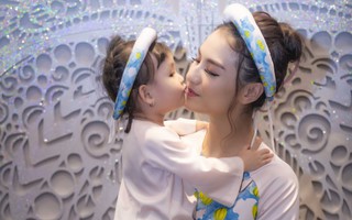 Con gái 20 tháng tuổi của Hồng Quế diện áo dài đáng yêu, chững chạc theo mẹ chạy show