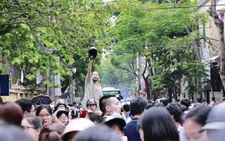 "Con ơi, bố ở đây!" - Bức ảnh ông bố vượt lên biển người để đón con sau buổi thi gây xúc động mạnh
