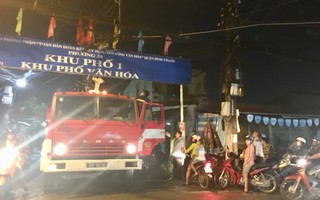 TP.HCM: Hai căn nhà bốc cháy trong đêm, một cảnh sát PCCC bị thương khi đang dập lửa