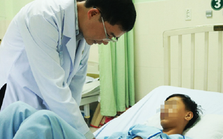 Trèo cây nhãn bị ngã, bé trai 13 tuổi đứt ngang cuốn lá lách, máu tràn ổ bụng nguy kịch