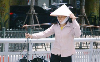Ảnh: Người lao động oằn mình mưu sinh dưới cái nắng “cháy da cháy thịt” ở Hà Nội