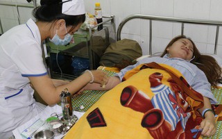 Nữ giáo viên bị phụ huynh xông vào trường đánh ngất xỉu, thủng màng nhĩ