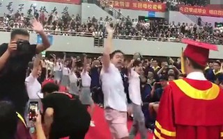 Trung Quốc: Clip "anh béo nhảy tặng thầy hiệu trưởng trong ngày tốt nghiệp" được chú ý trên MXH vì lầy không để đâu cho hết