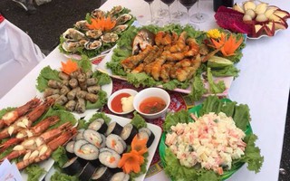 Đối thủ thi nấu mâm cơm gia đình 200 nghìn đầy ắp hải sản, rượu vang, bà nội trợ bức xúc tố ăn gian
