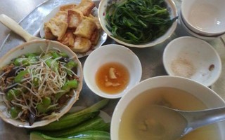 Mẹ bầu khoe mâm cơm giá 20 nghìn có mỗi lòng gà là chất đạm, hội chị em người khen ngon, người bĩu môi "ăn thế làm sao sống nổi"