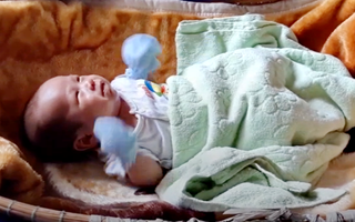 Bé trai hai tháng tuổi kháu khỉnh bị bỏ rơi trước cổng chùa