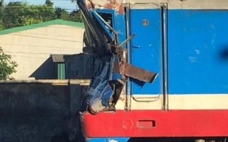 Tàu hỏa đâm xe bồn ở Nghệ An, đường sắt Bắc - Nam tê liệt nhiều giờ