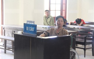 Đang điều trị trong bệnh viện, thấy bé gái 11 tuổi bị thiểu năng, gã đàn ông U60 dụ dỗ, giở trò đồi bại ngay trên giường bệnh