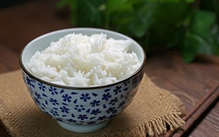 Bát cơm là công danh, sự nghiệp, dù cũ hay sứt mẻ cũng đừng tùy tiện vứt đi
